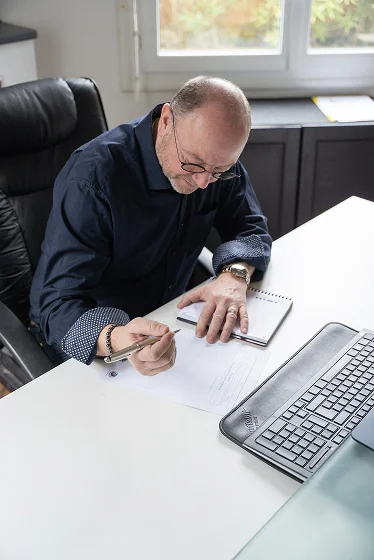 Photo de geoffrey au bureau en train d ecrire
