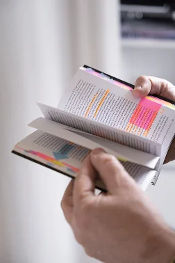 Photo de geoffrey avec un livre annote par lui a la main