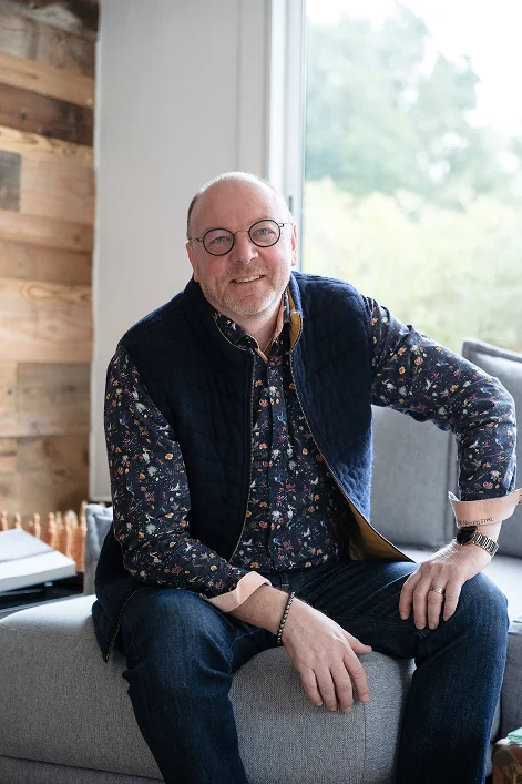Photo geoffrey sur le canape de la salle de seminaire
